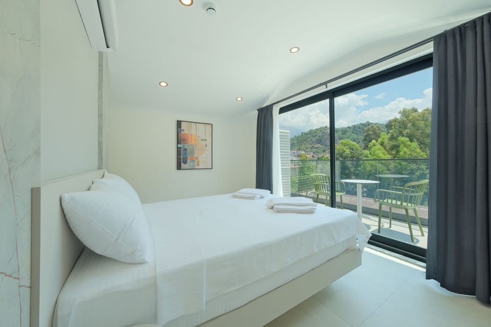 Standard Double Room | Minibar, in-room safe, desk, free WiFi