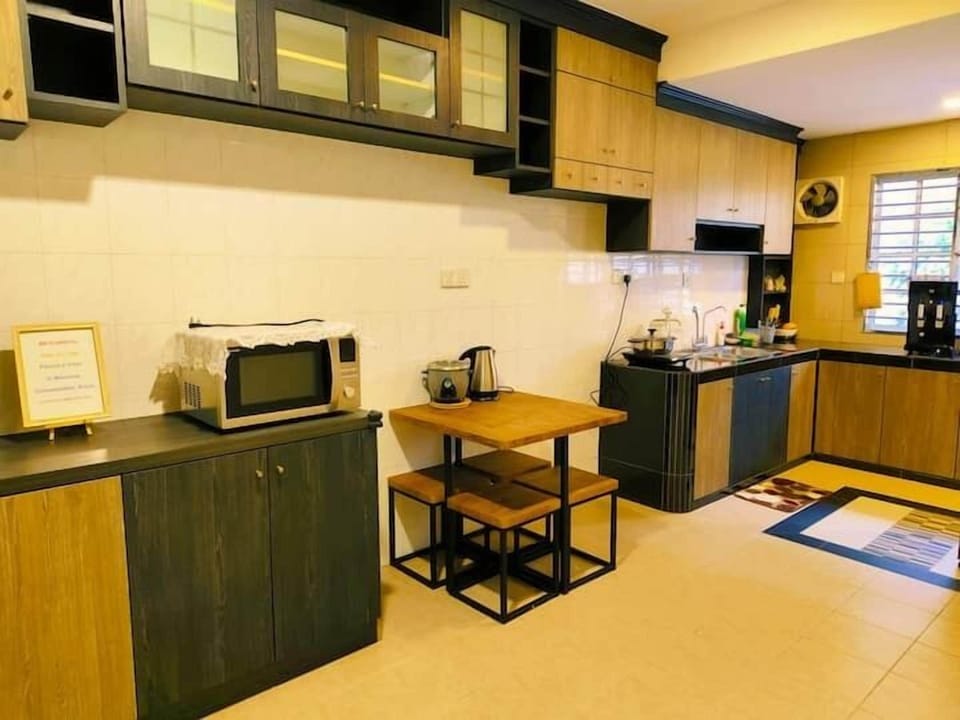 Basic House | Private kitchen | Fridge, microwave, rice cooker, cookware/dishes/utensils