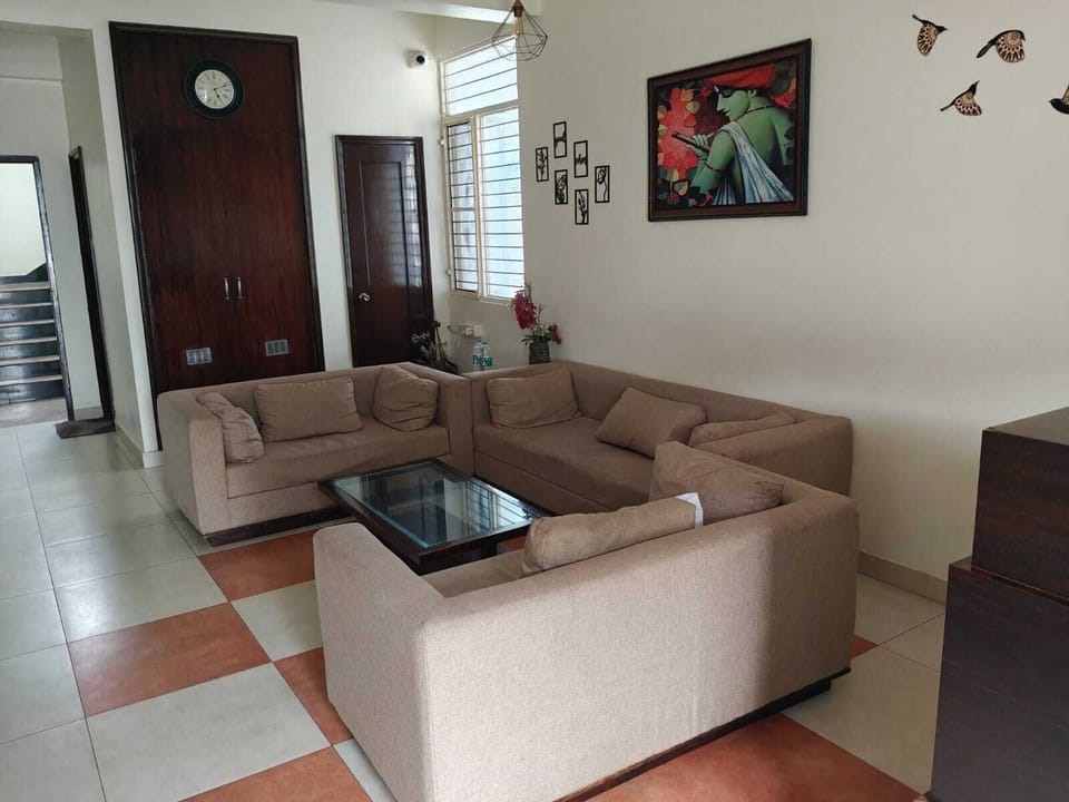Standard Room, Air conditioning | Living area | 36-inch flat-screen TV with cable channels