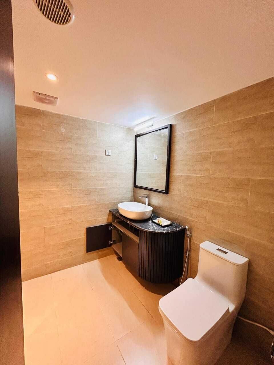 Shower, free toiletries, hair dryer, slippers