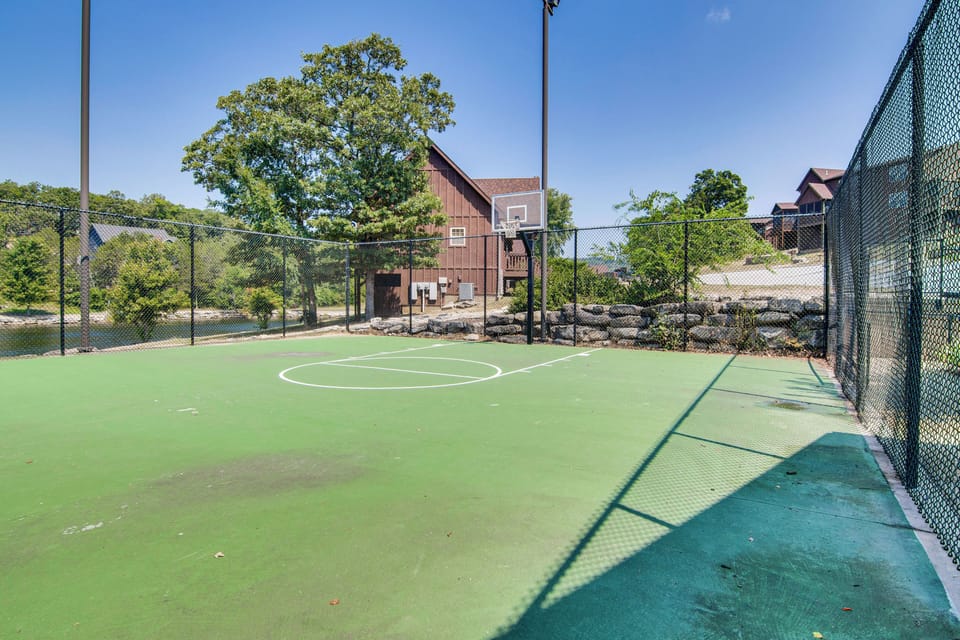 Charming Golf Resort Oasis Near Silver Dollar City Apartment in Table Rock Lake