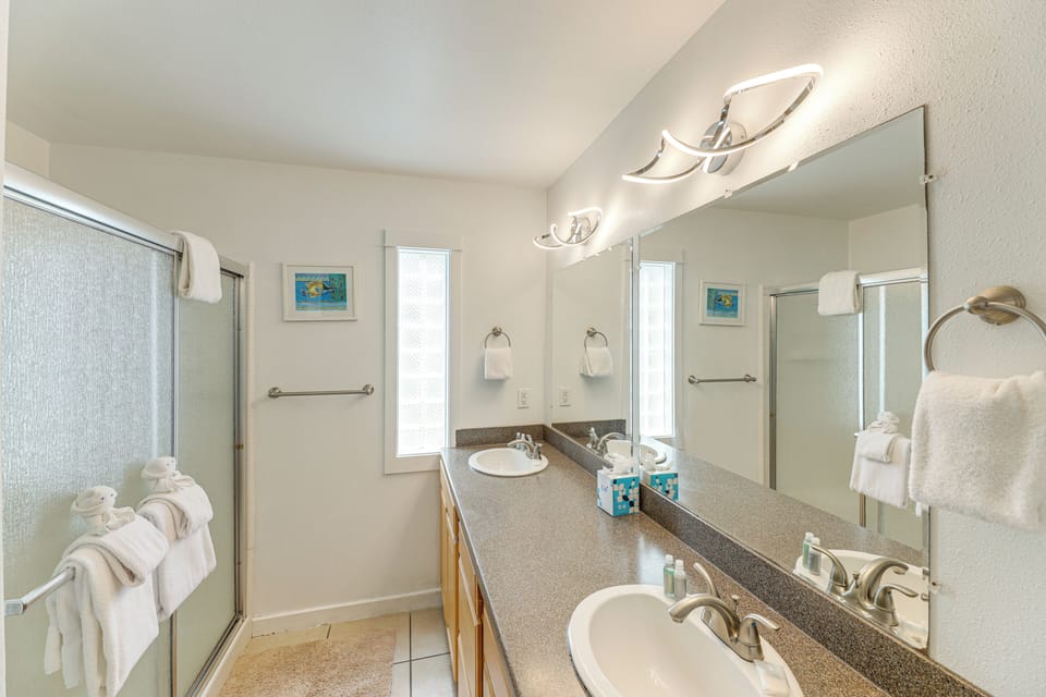 Group Friendly! Rockaway Beach Oasis w/ Game Room Cottage in Rockaway Beach