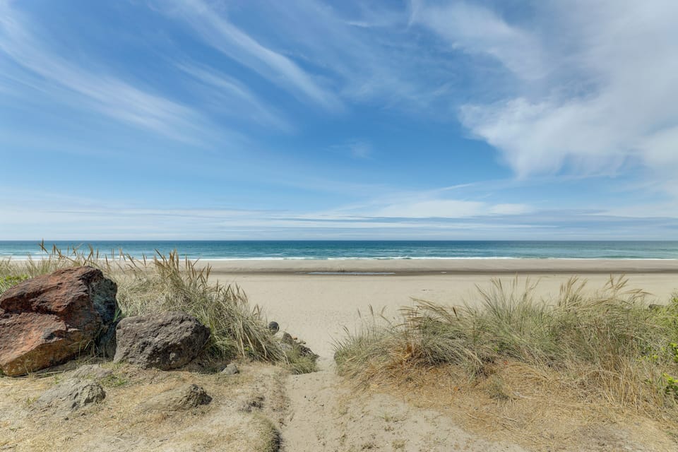 Group Friendly! Rockaway Beach Oasis w/ Game Room Cottage in Rockaway Beach