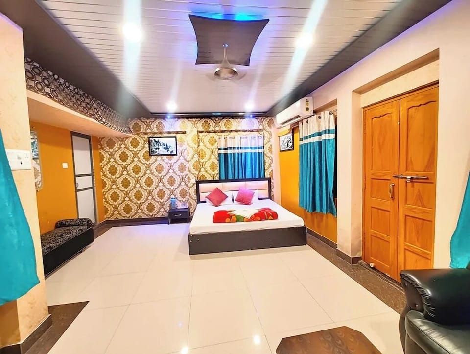 Deluxe Double Room, Air conditioning | Hypo-allergenic bedding, in-room safe, desk, soundproofing