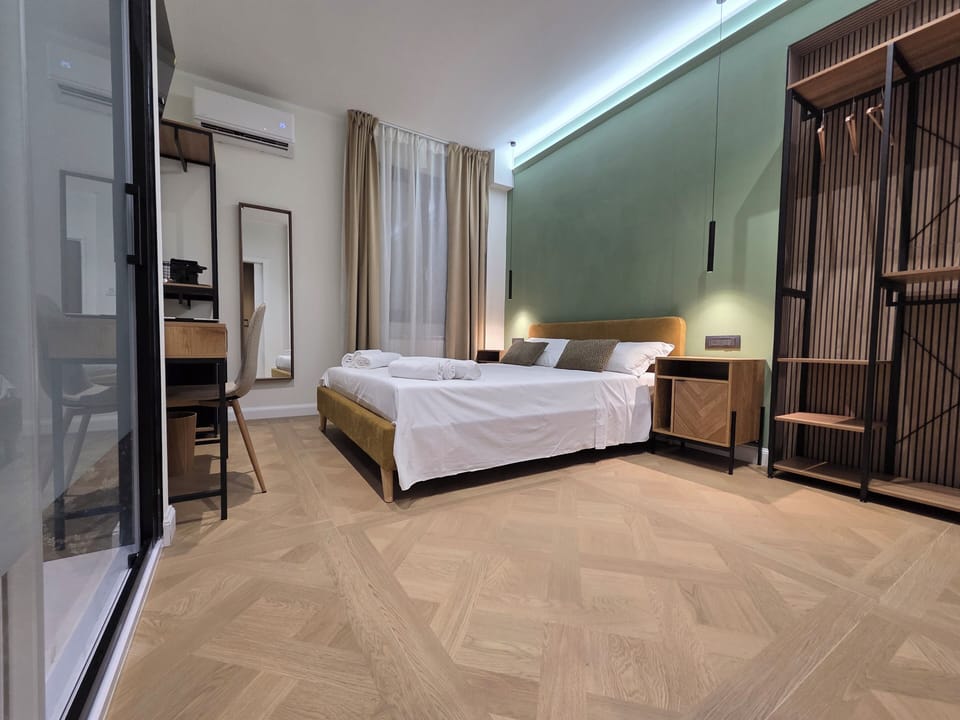 Luxury Double Room | In-room safe, desk, laptop workspace, soundproofing