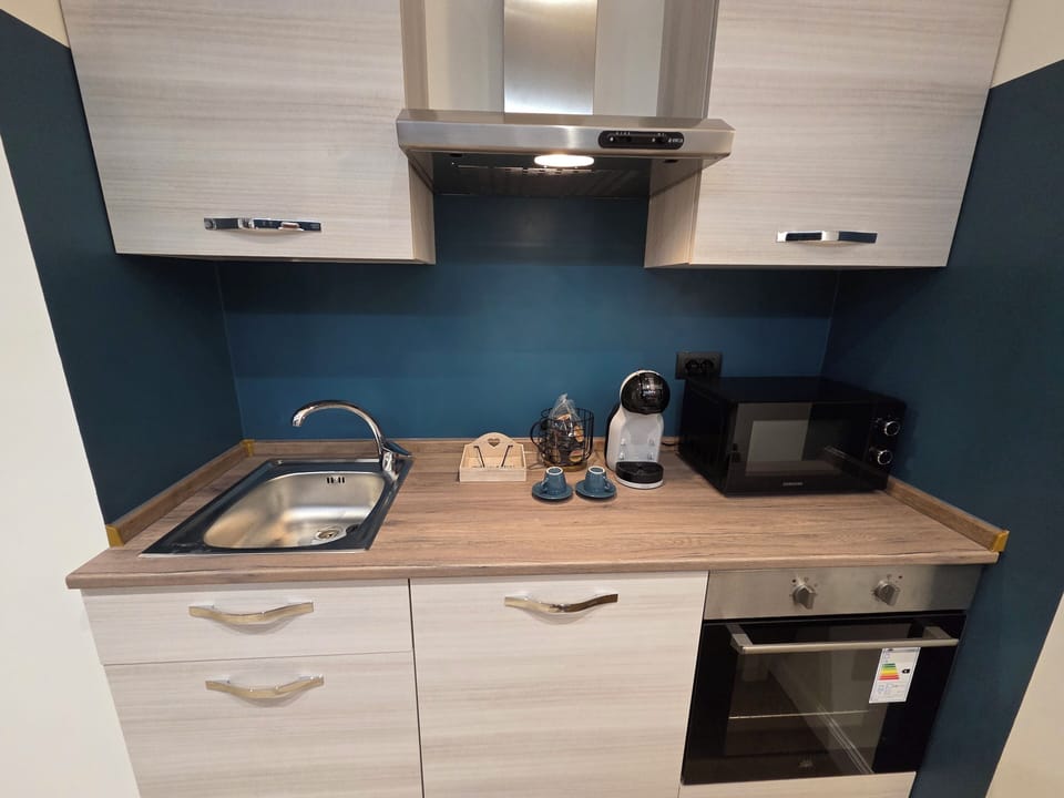 Superior Suite, 2 Bedrooms, Roll-in Shower, Microwave | Private kitchen