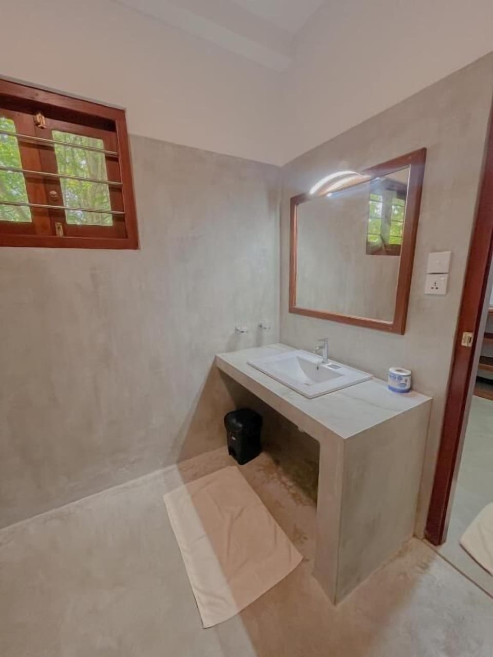 Deluxe Double Room, Garden View | Bathroom | Shower, free toiletries, towels, soap