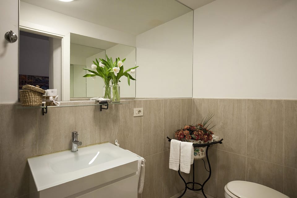 Triple Room | Bathroom | Shower, rainfall showerhead, free toiletries, hair dryer