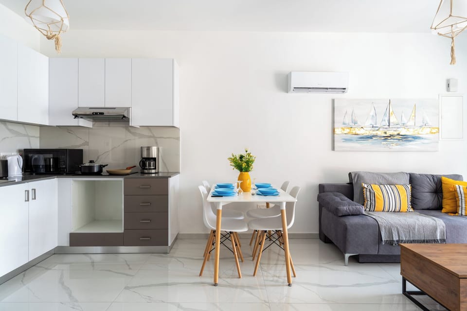 Apartment, 1 Bedroom, Kitchen, City View | Living room | 65-inch TV with digital channels, streaming services