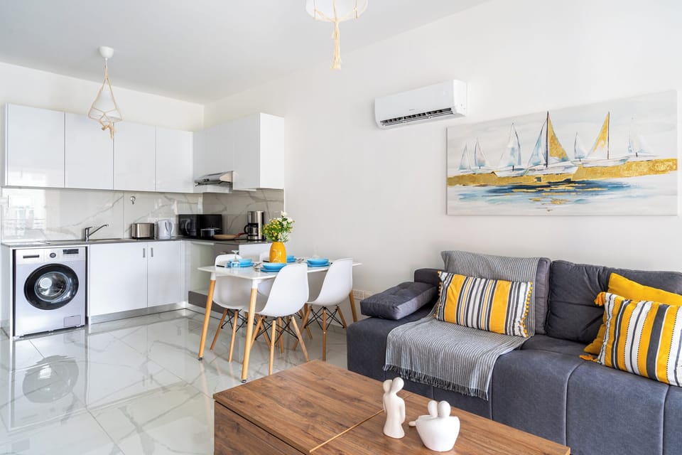 Apartment, 1 Bedroom, Kitchen, City View | Living room | 65-inch TV with digital channels, streaming services