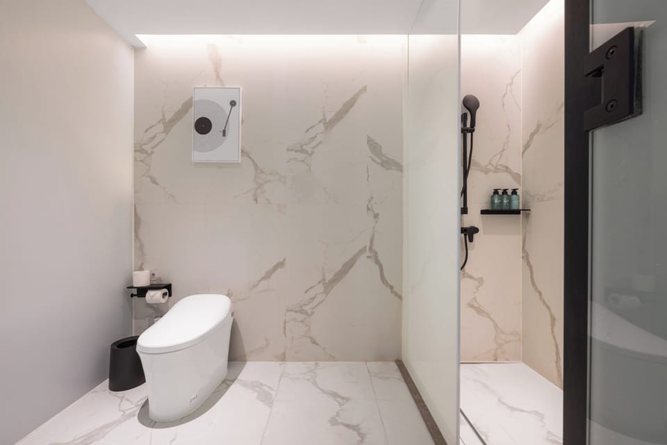 Luxury Double or Twin Room | Memory foam beds, blackout drapes, iron/ironing board, free WiFi