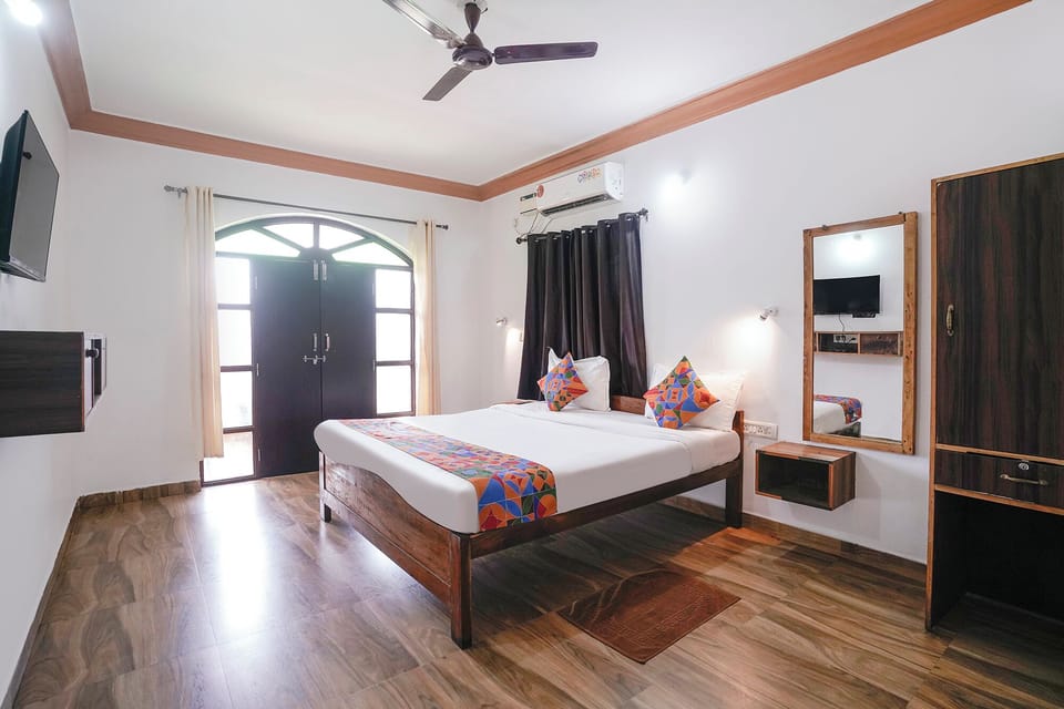 Egyptian cotton sheets, premium bedding, in-room safe, WiFi (free)
