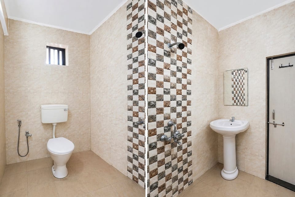 Shower, rainfall showerhead, free toiletries, towels
