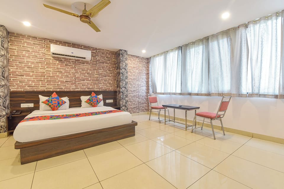 Egyptian cotton sheets, premium bedding, in-room safe, free WiFi