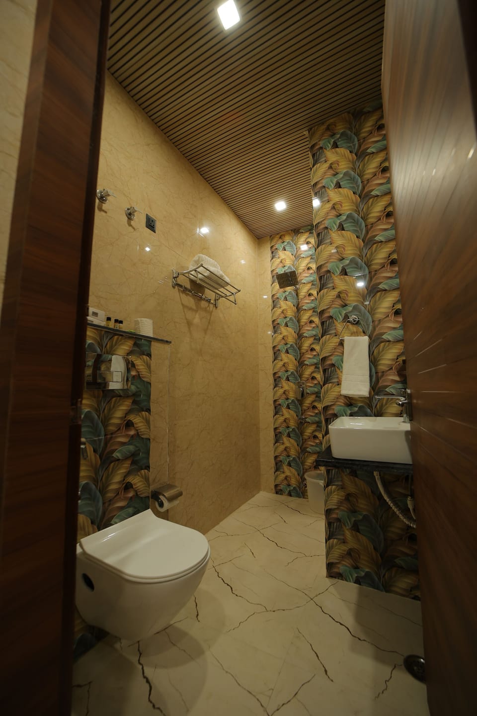 Family Room | Bathroom | Shower, free toiletries, bathrobes, slippers