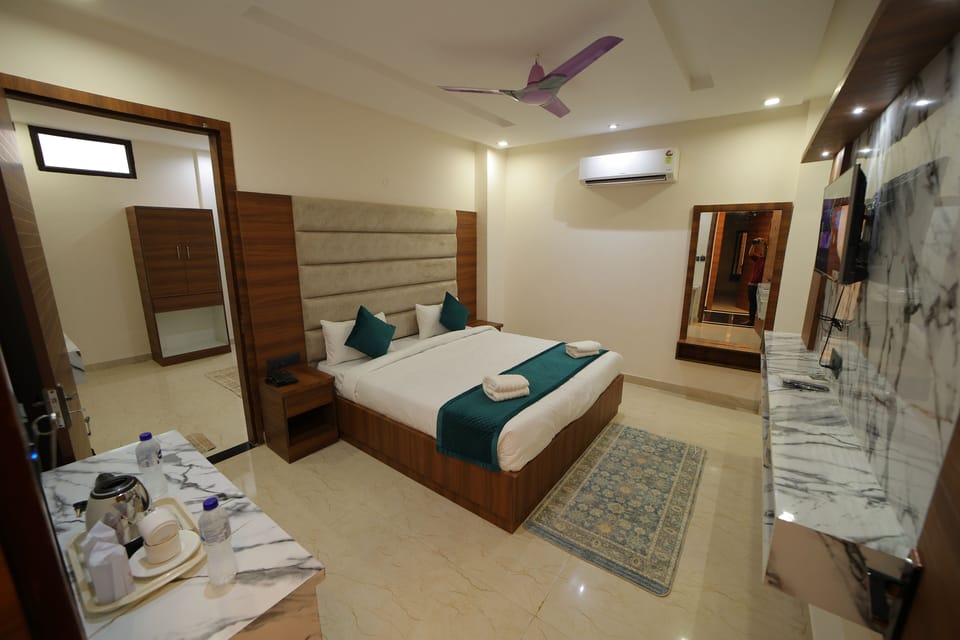 Family Room | Desk, laptop workspace, rollaway beds (surcharge), bed sheets