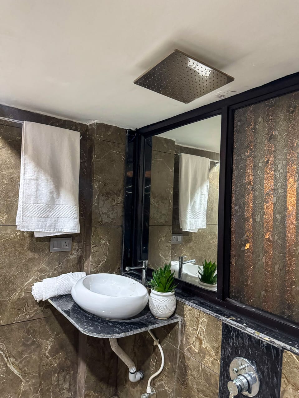 Superior Deluxe Room | Bathroom | Free toiletries, bidet, towels, soap