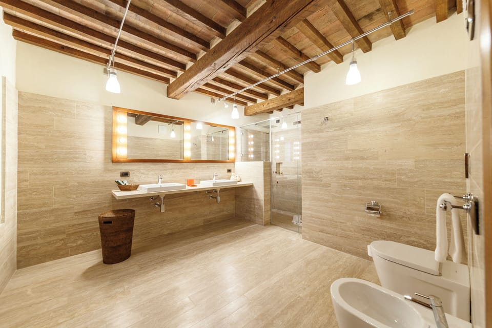 Presidential Suite | Bathroom | Shower, free toiletries, hair dryer, slippers