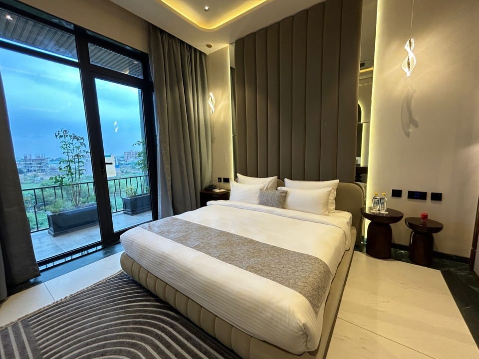 Executive Double Room, 1 King Bed, Balcony, City View | Premium bedding, minibar, in-room safe, desk