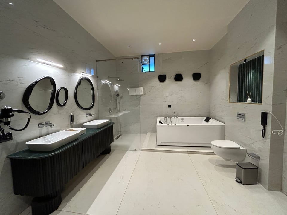 Deluxe Studio, Balcony, City View | Bathroom | Combined shower/tub, free toiletries, hair dryer, slippers