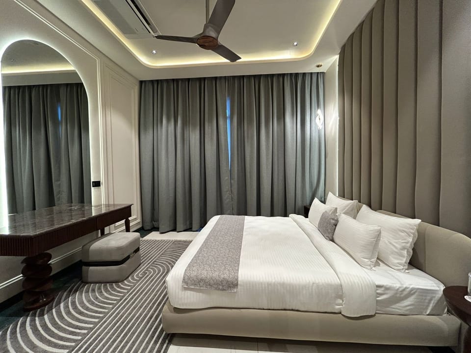 Deluxe Studio, Balcony, City View | Premium bedding, minibar, in-room safe, desk