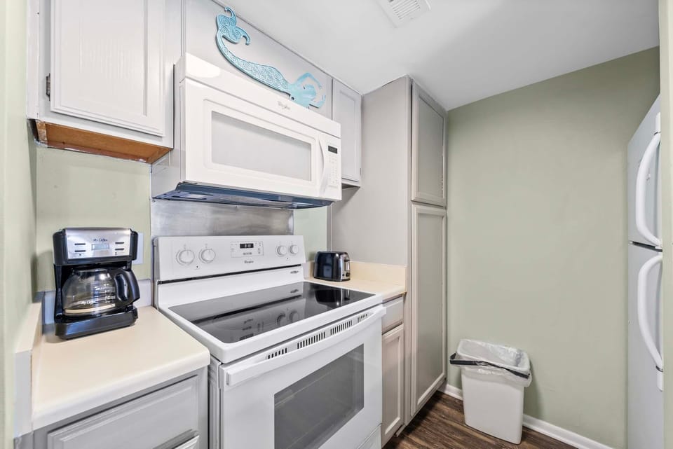 Condo, 1 Queen Bed with Sofa bed (Sugar Beach 364) | Private kitchen