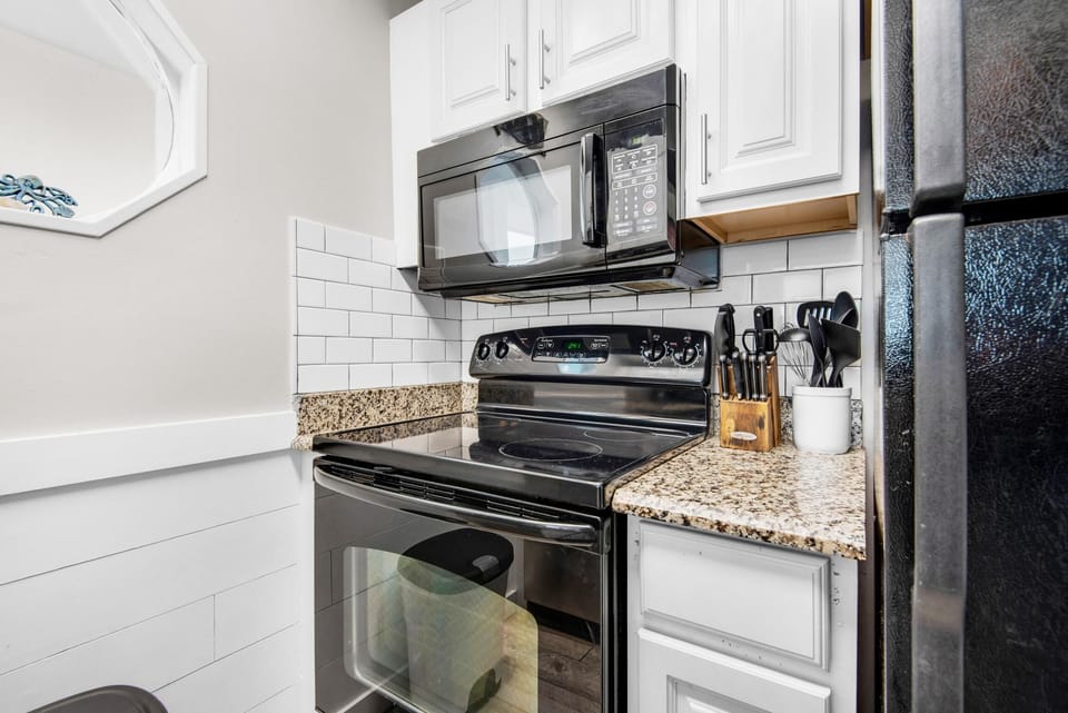 Condo, 1 King Bed with Sofa bed (Sand Castles West II G4- FinView) | Private kitchen | Oven, toaster