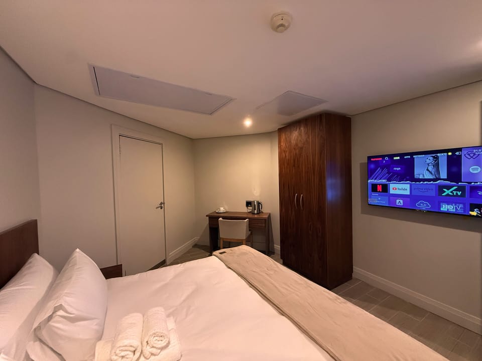 Standard Room, Balcony, City View | Premium bedding, iron/ironing board, free WiFi, bed sheets