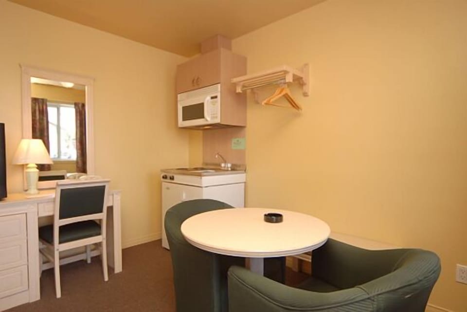 Standard Room, 1 Queen Bed with Sofa bed, Kitchenette (Motel) | Living area