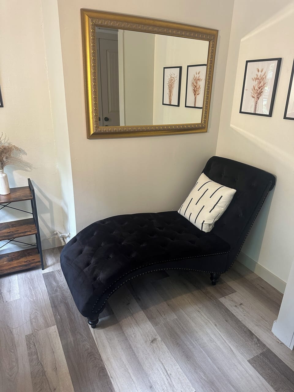 Flat-screen TV, Netflix, Hulu, streaming services