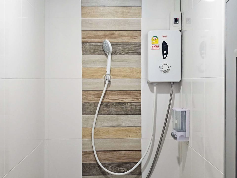 8 Bed Dormitory | Bathroom | Shower, towels, soap, shampoo