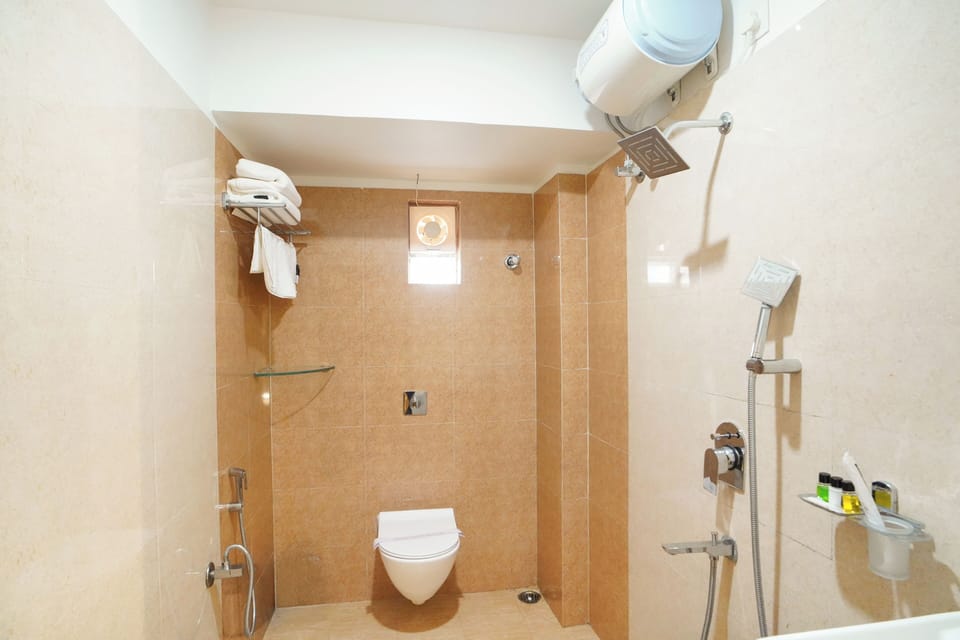City Double Room | Bathroom | Shower, rainfall showerhead, free toiletries, hair dryer