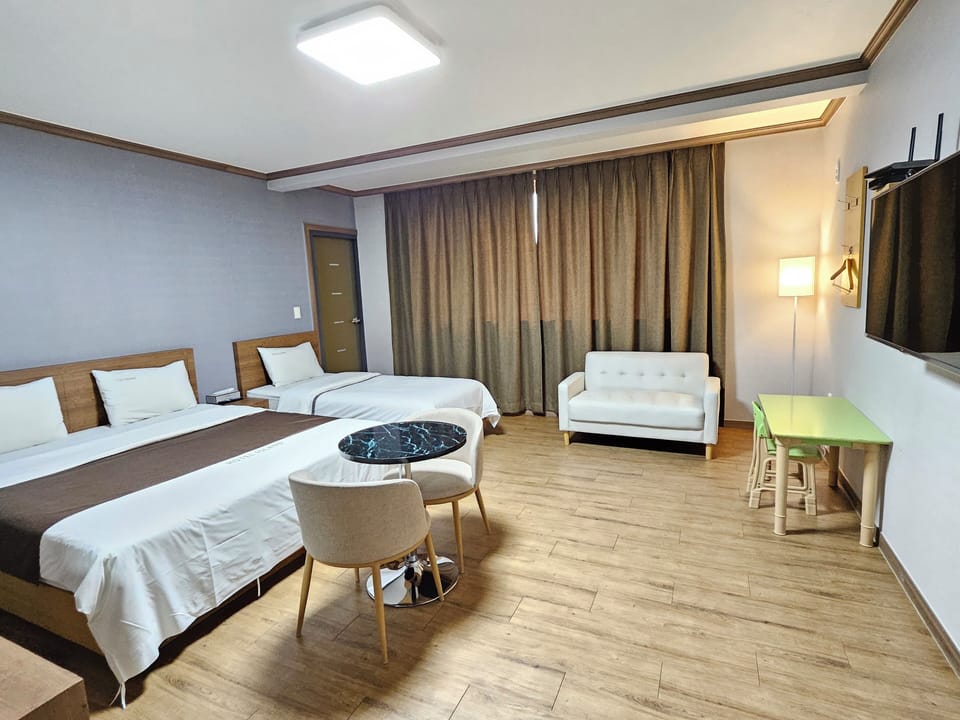 Deluxe Triple Room | Blackout drapes, free WiFi, bed sheets