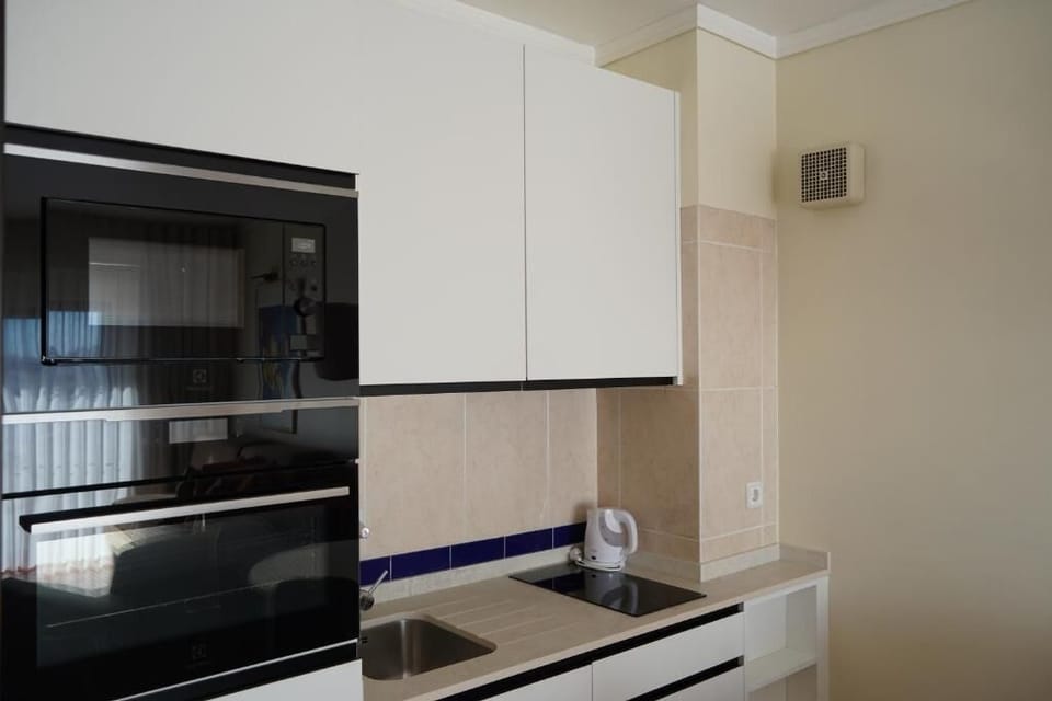 Superior Apartment, 1 Bedroom | Private kitchen | Fridge, microwave, oven, stovetop