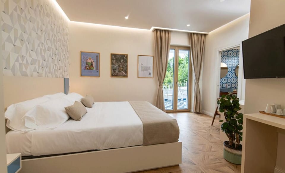 Room | In-room safe, blackout drapes, WiFi (free)