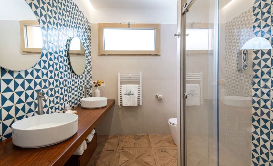 Comfort Room | Bathroom | Free toiletries, hair dryer, bathrobes, towels