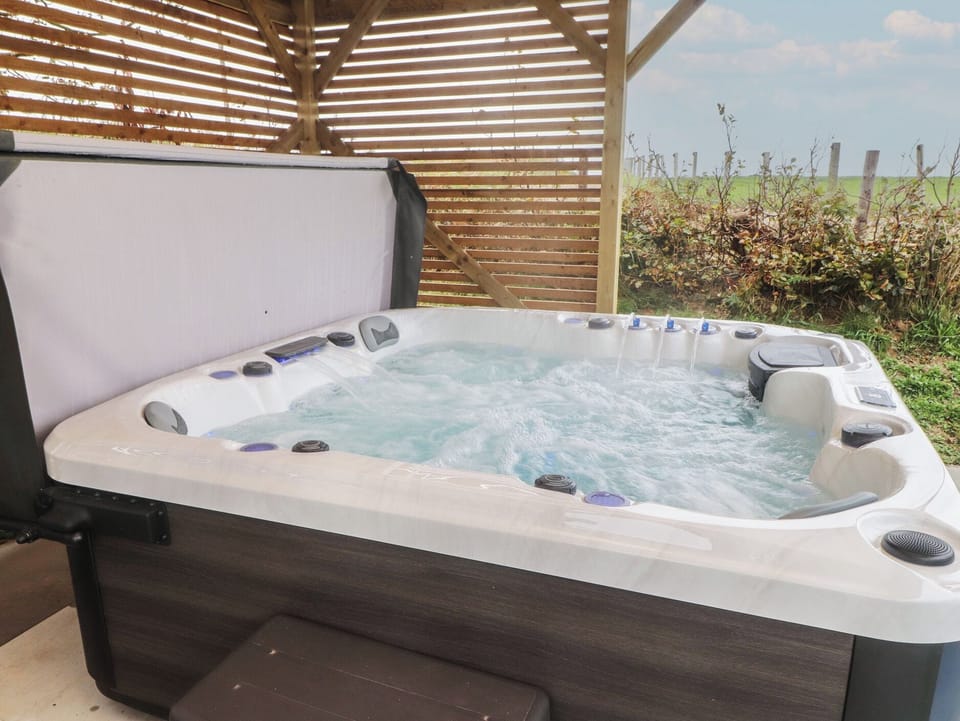 Cottage | Outdoor spa tub