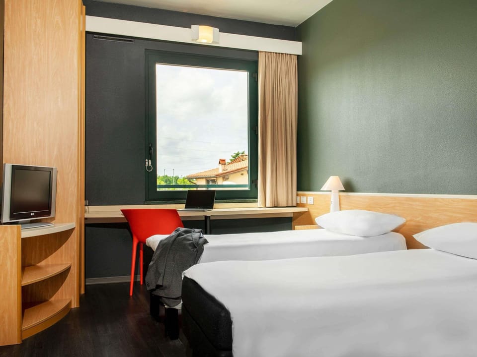 Standard Room, 2 Twin Beds | Desk, blackout drapes, soundproofing, free WiFi