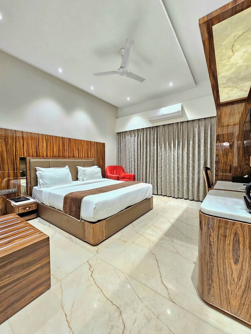 Deluxe Suite | Desk, laptop workspace, WiFi (free)