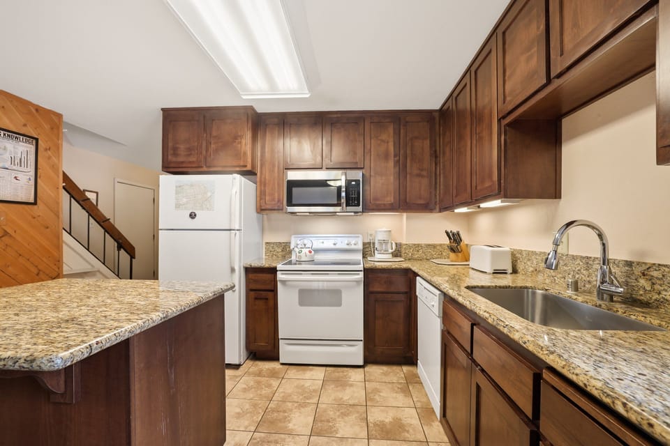 Condo, 3 Bedrooms | Private kitchen | Fridge, oven, coffee/tea maker