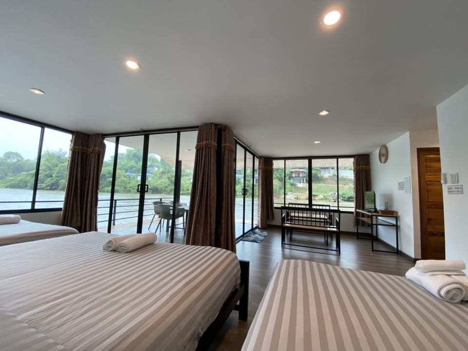 Floating Family Room | Free WiFi, bed sheets