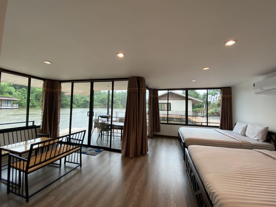 Floating Twin Room | Free WiFi, bed sheets