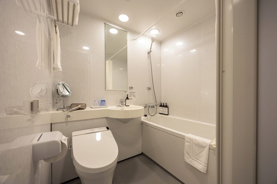 Combined shower/tub, hair dryer, slippers, towels