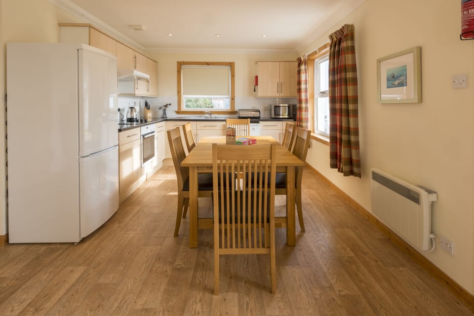 Two Bedroom Cottage (Pet Friendly) | Private kitchen | Electric kettle, toaster, dining tables