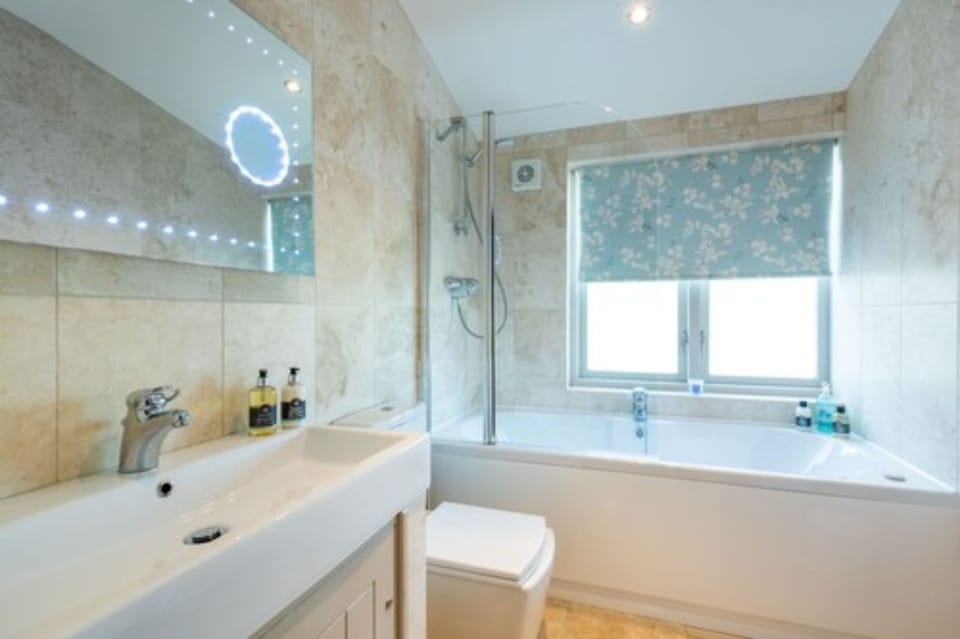 Deluxe Apartment, 1 King Bed, Mountain View | Bathroom | Hair dryer, slippers, towels, soap