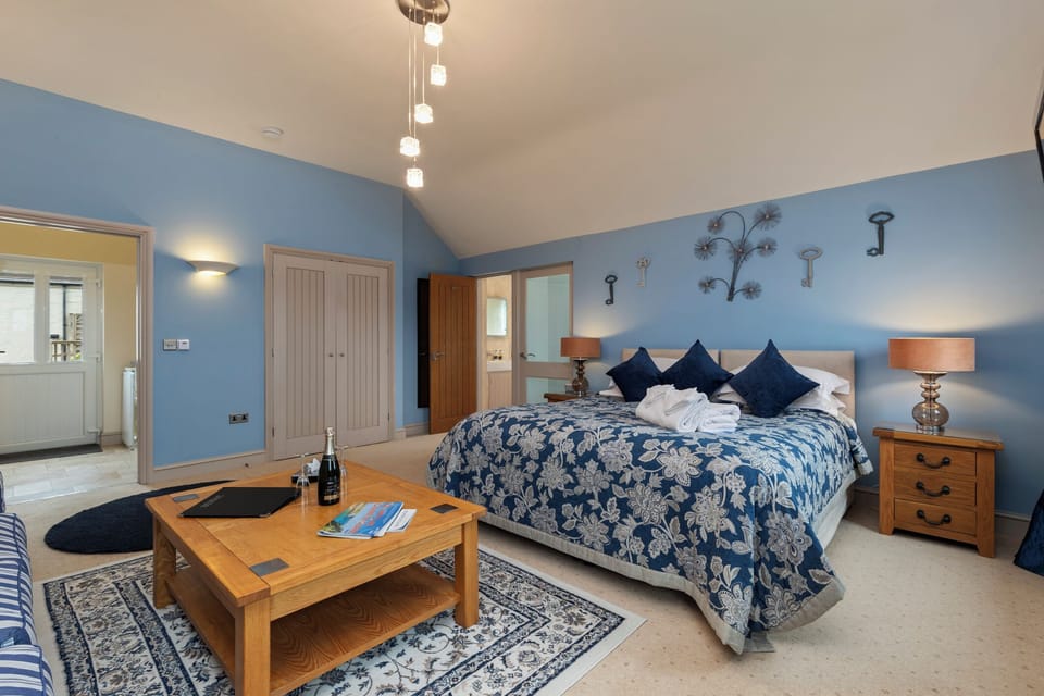 Deluxe Apartment, 1 King Bed, Mountain View | Egyptian cotton sheets, premium bedding, individually decorated