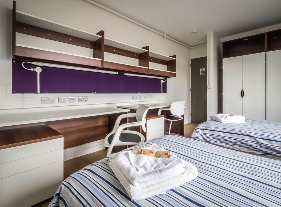 Superior Twin Room, 2 Twin Beds, Shared Bathroom | Bathroom | Shower, free toiletries, towels