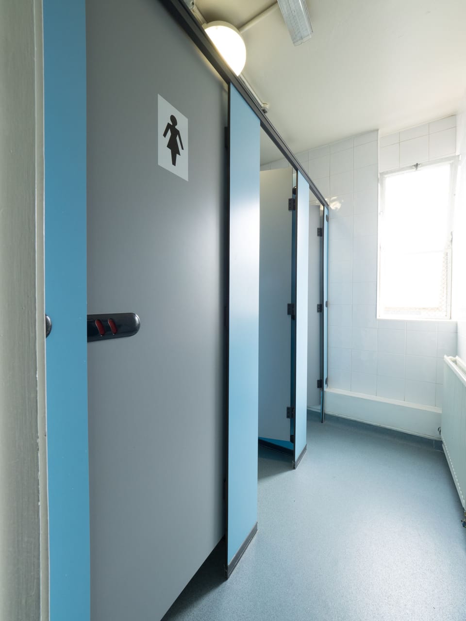 Shower, free toiletries, towels