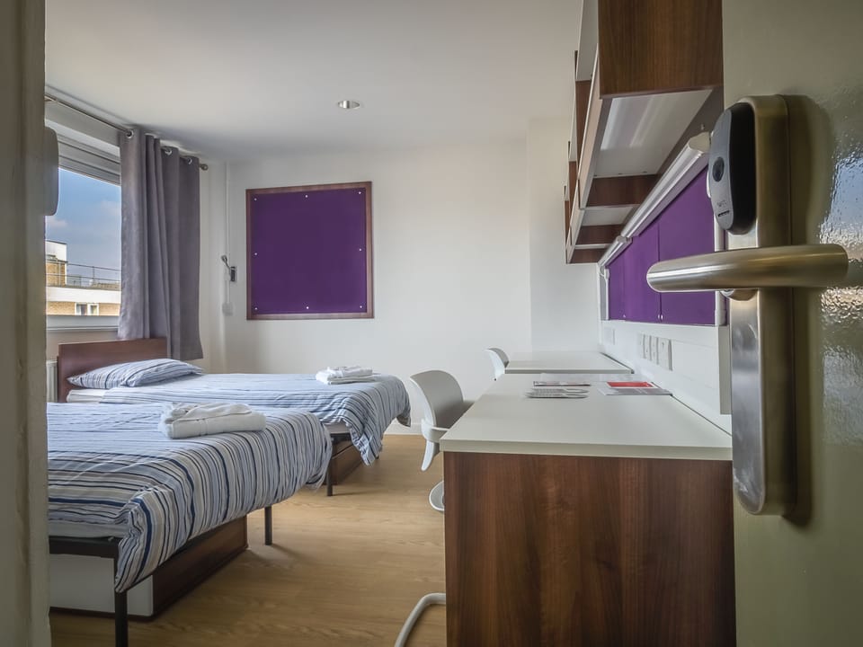 Superior Twin Room, 2 Twin Beds, Shared Bathroom | Bathroom | Shower, free toiletries, towels