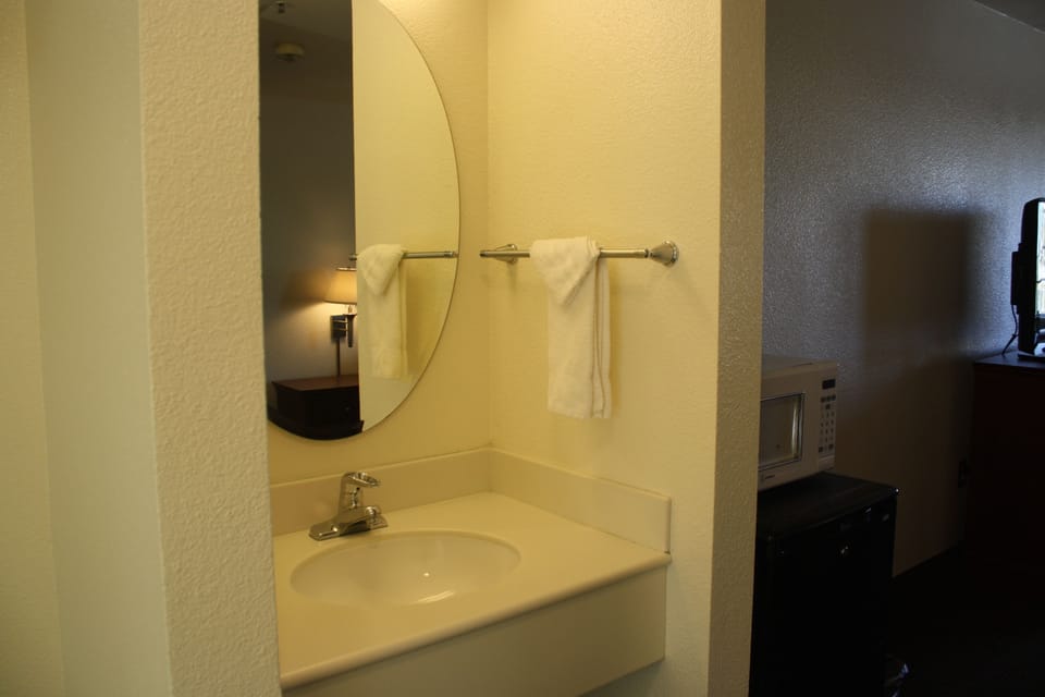 Room, 2 Queen Beds | Bathroom | Combined shower/tub, free toiletries, towels